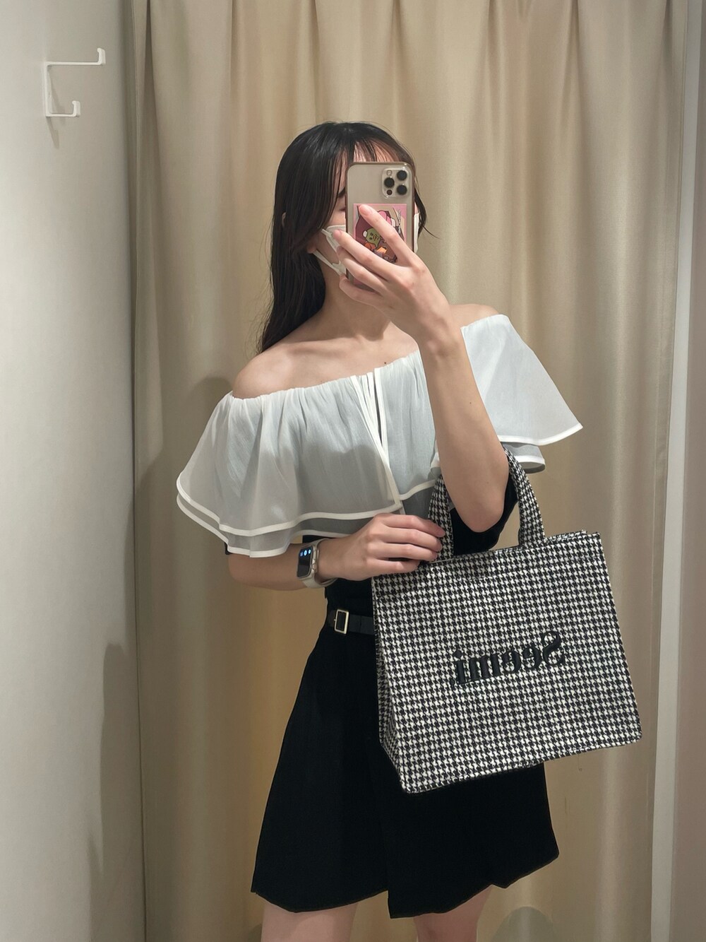 ブラック系のTシャツ/カットソー、ブラック系のその他パンツ、ホワイト系のトートバッグを着用したレディースの夏コーディネートの2枚目の写真