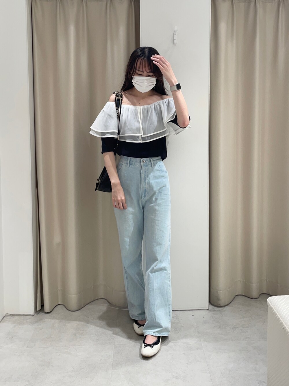 ブラック系のTシャツ/カットソー、ブルー系のデニムパンツ、ブラック系のショルダーバッグを着用したレディースの夏コーディネートの2枚目の写真