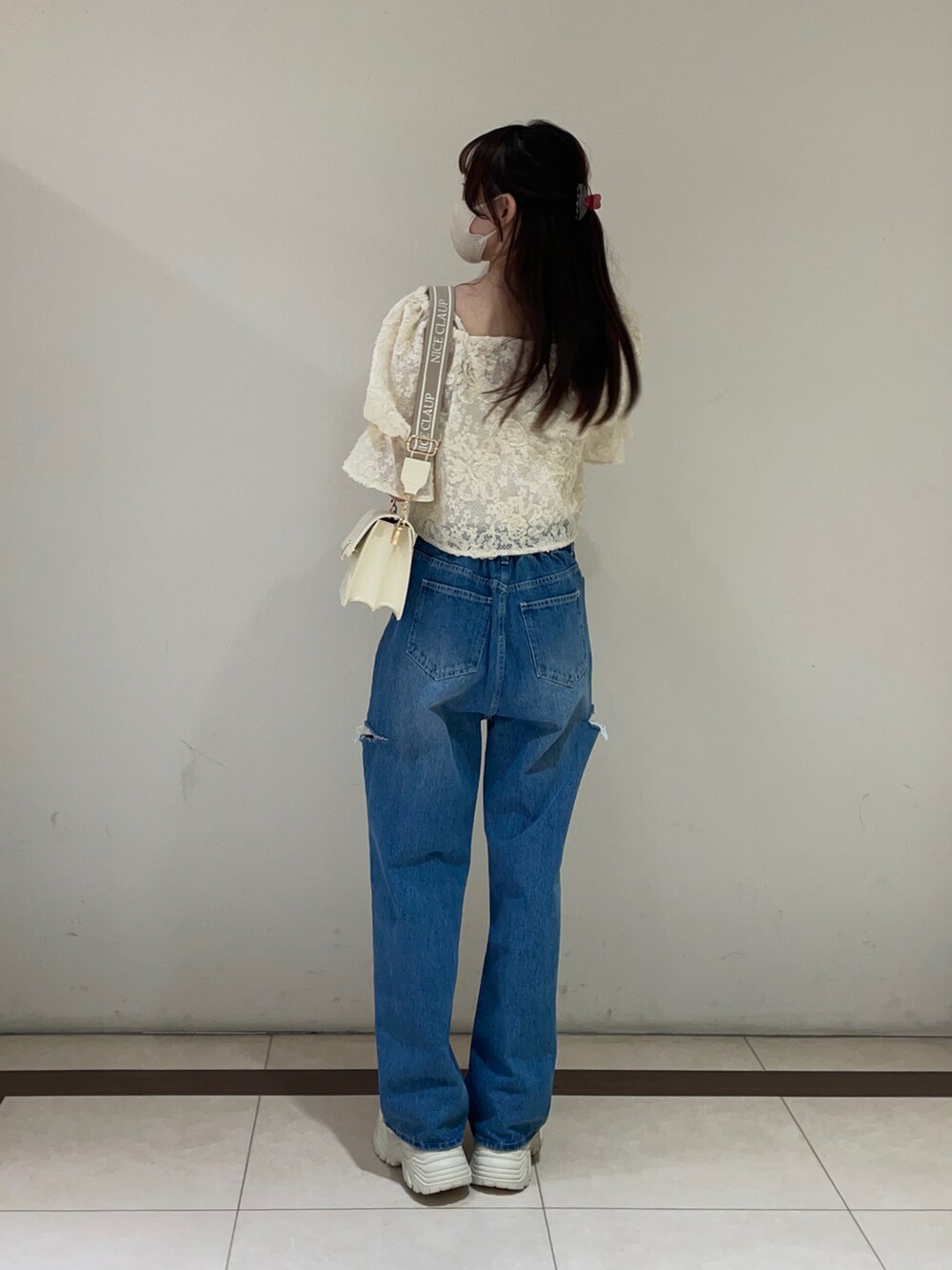 ホワイト系のシャツ/ブラウス、ブルー系のデニムパンツ、ホワイト系のショルダーバッグを着用したレディースの夏コーディネートの3枚目の写真