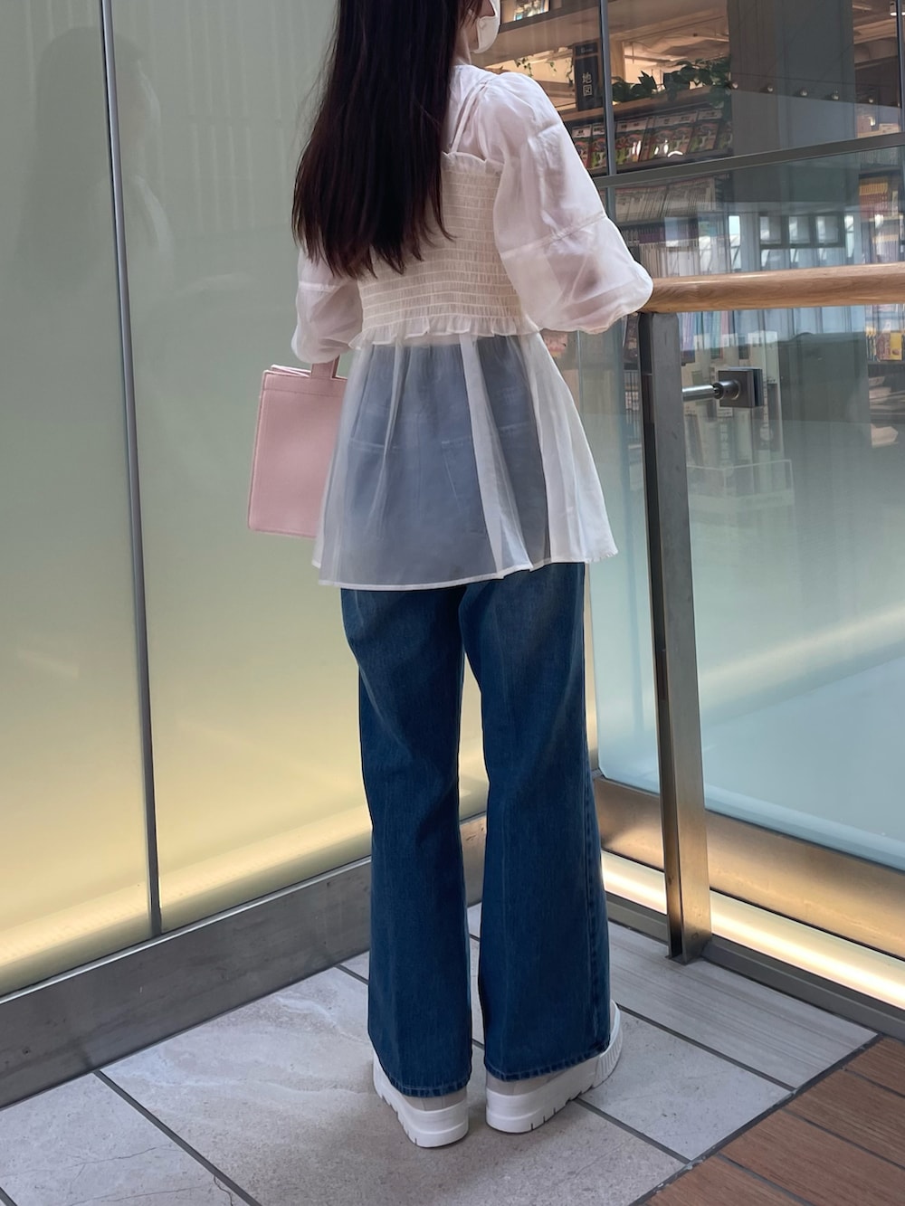 ホワイト系のシャツ/ブラウス、ブルー系のデニムパンツ、ピンク系のスニーカーを着用したレディースの秋コーディネートの2枚目の写真