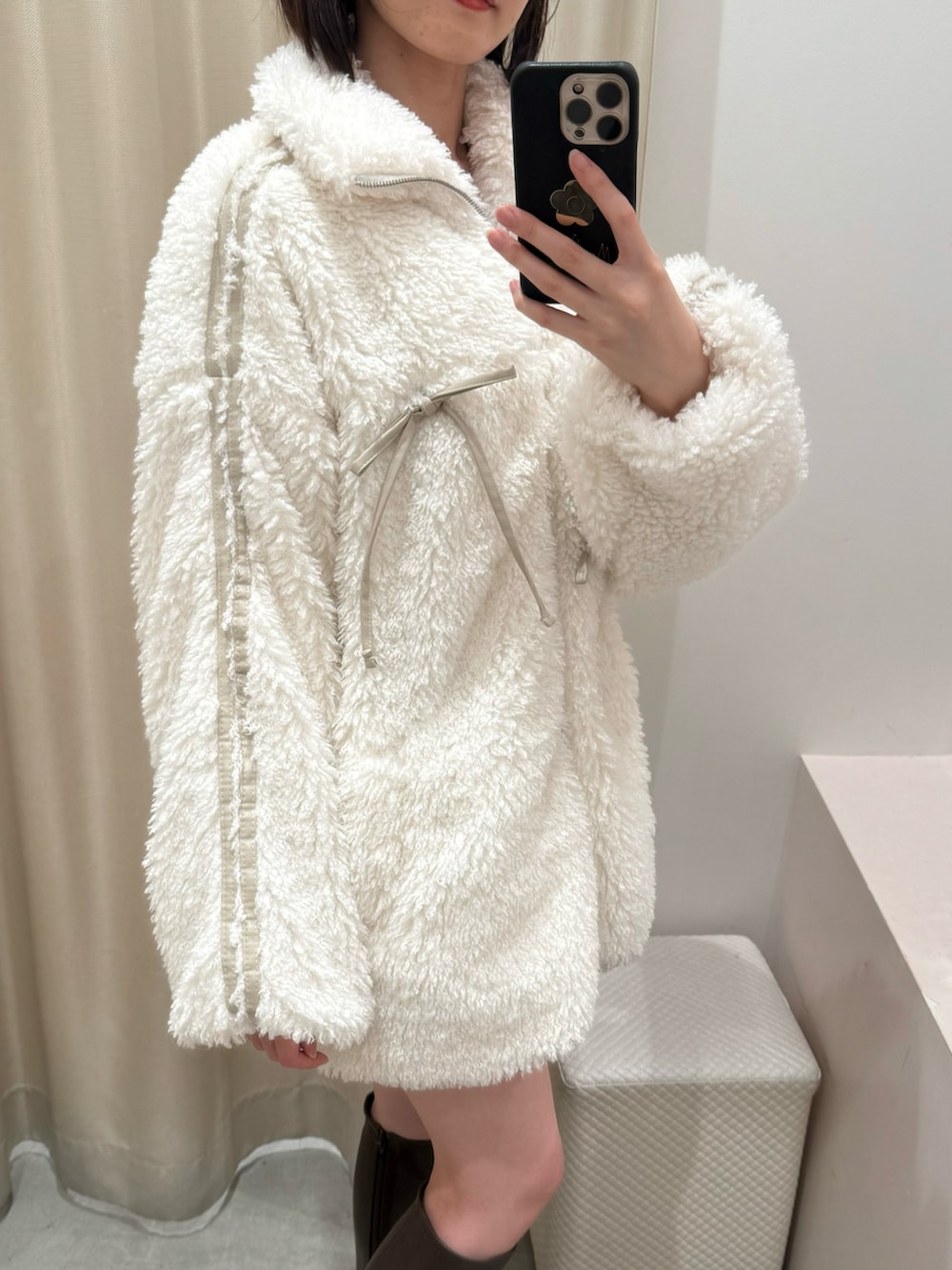 ホワイト系のジャケット/アウターを着用したレディースの秋コーディネートの2枚目の写真