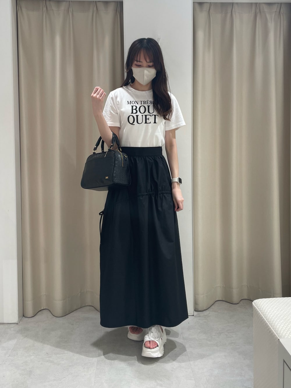 その他のTシャツ/カットソー、ブラック系のスカート、ブラック系のボストンバッグを着用したレディースの夏コーディネートの2枚目の写真