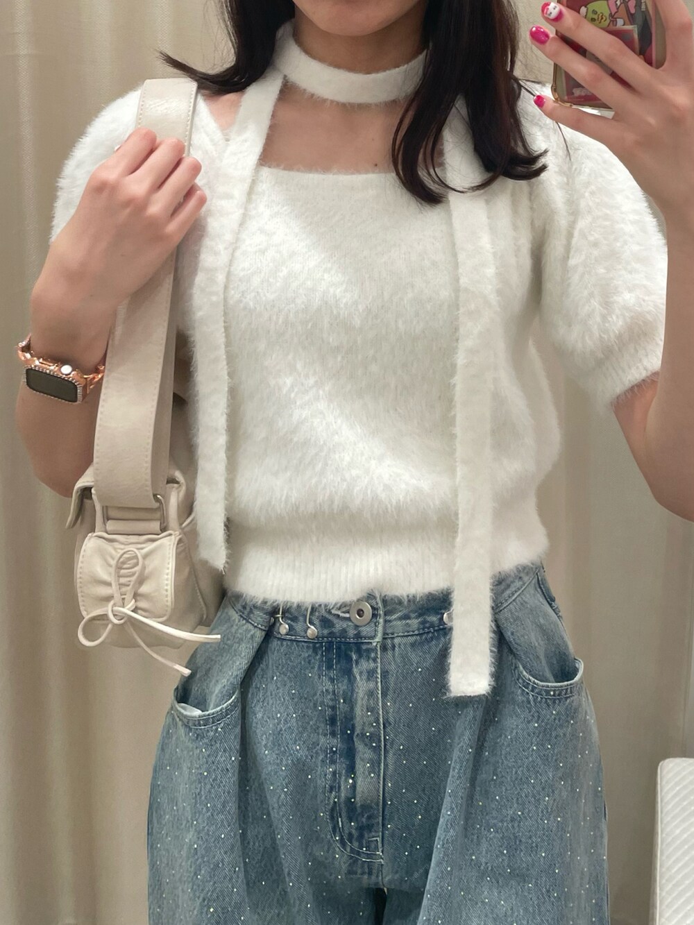 ホワイト系のニット/セーター、ブルー系のパンツ、ホワイト系のショルダーバッグを着用したレディースの秋コーディネートの3枚目の写真