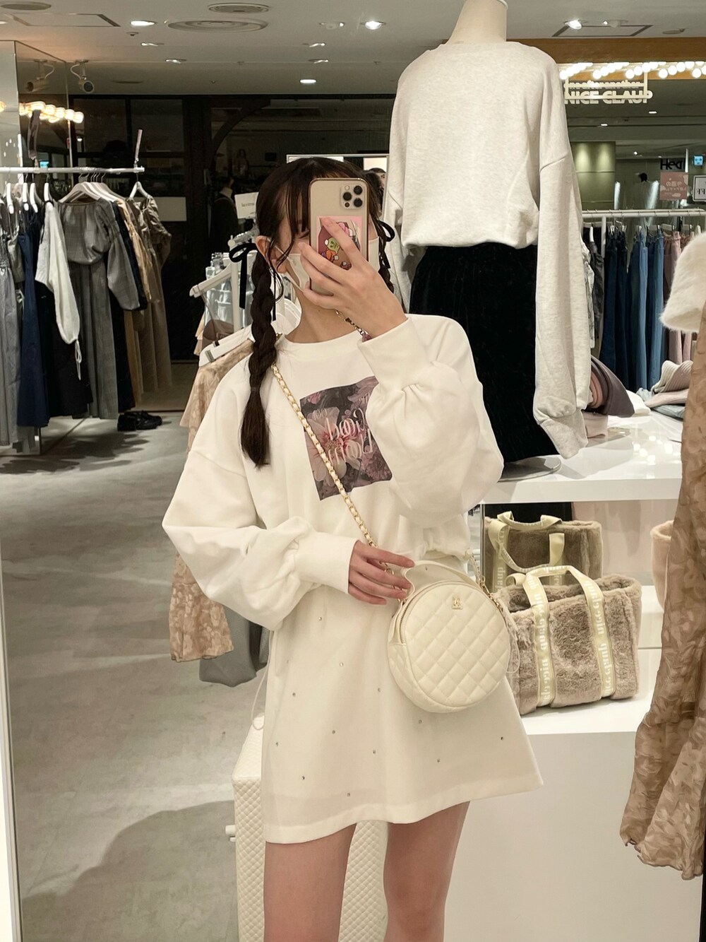 ホワイト系のスウェット、ホワイト系のスカートを着用したレディースの秋コーディネートの2枚目の写真