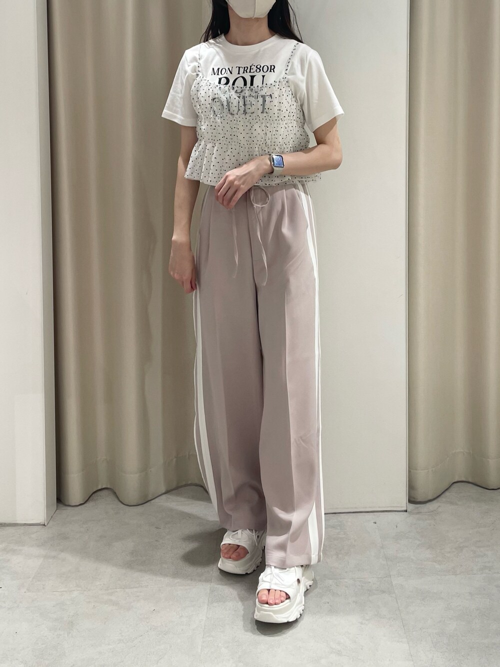 その他のTシャツ/カットソー、ピンク系のスラックス、ピンク系のトートバッグを着用したレディースの夏コーディネートの2枚目の写真