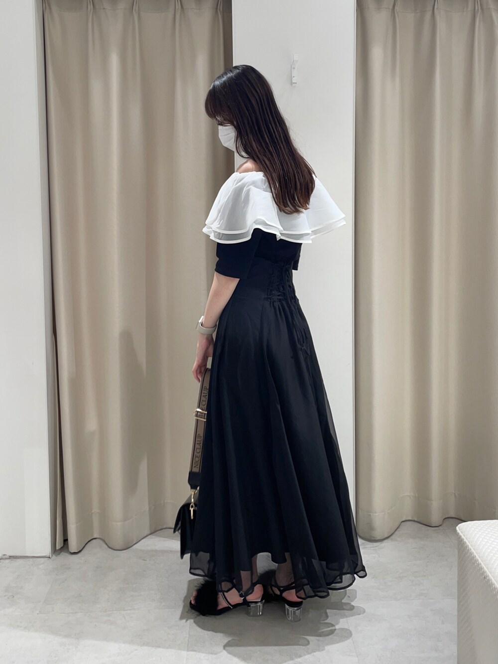 ブラック系のTシャツ/カットソー、ブラック系のスカート、ブラック系のショルダーバッグを着用したレディースの夏コーディネートの2枚目の写真