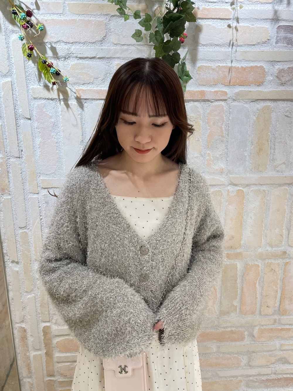 ホワイト系のワンピース、ゴールド系のバレエシューズを着用したレディースの秋コーディネートの3枚目の写真