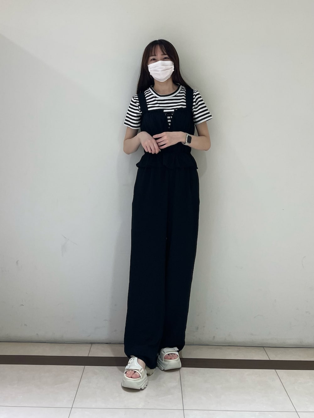 ブラック系のパンツ、ホワイト系のシャツ/ブラウス、ホワイト系のサンダルを着用したレディースの夏コーディネートの3枚目の写真