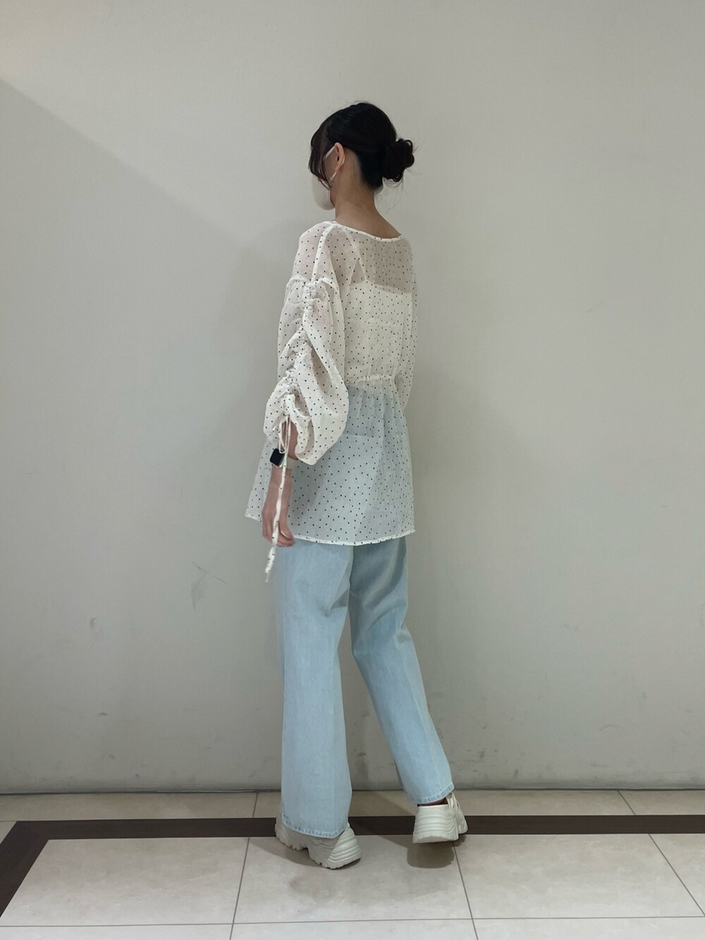 その他のシャツ/ブラウス、ブルー系のデニムパンツ、ホワイト系のサンダルを着用したレディースの夏コーディネートの2枚目の写真