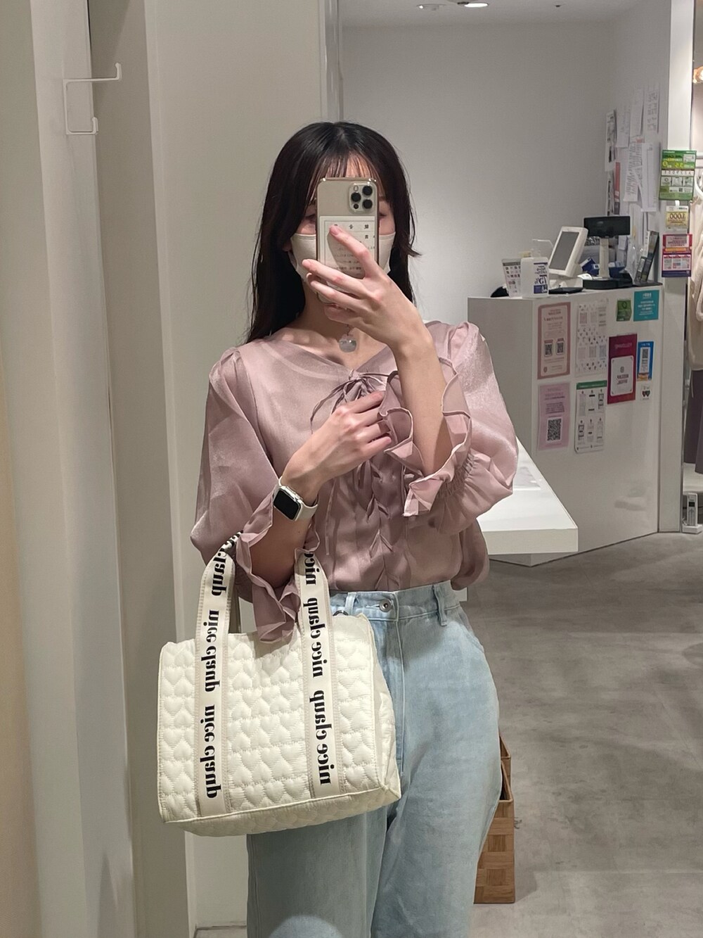 ピンク系のシャツ/ブラウス、ブルー系のデニムパンツ、ホワイト系のトートバッグを着用したレディースの夏コーディネートの3枚目の写真