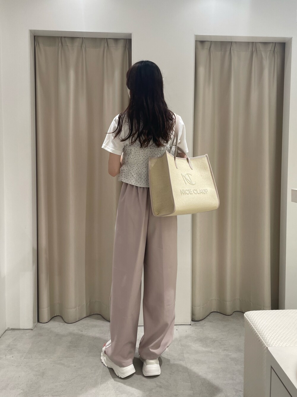 その他のTシャツ/カットソー、ピンク系のスラックス、ピンク系のトートバッグを着用したレディースの夏コーディネートの3枚目の写真