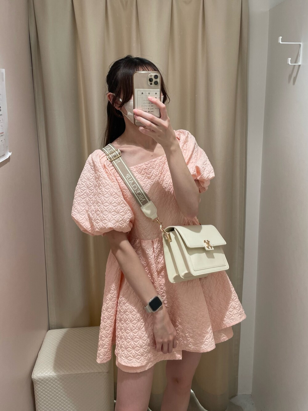 ピンク系のチュニック、ピンク系のその他パンツ、ホワイト系のショルダーバッグを着用したレディースの夏コーディネートの2枚目の写真