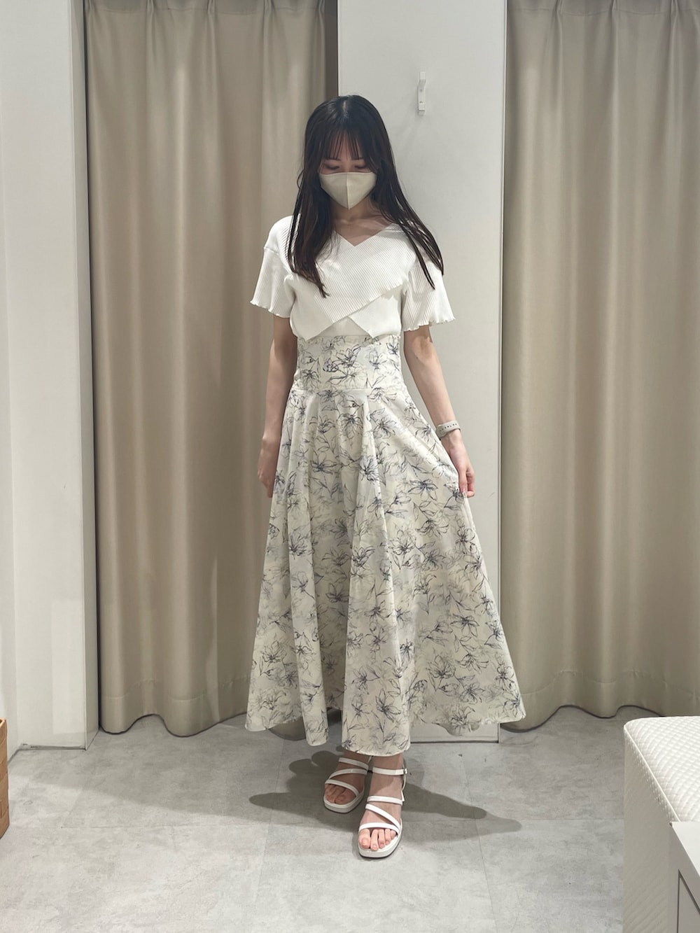 ホワイト系のニット/セーター、その他のスカート、ホワイト系のサンダルを着用したレディースの夏コーディネートの2枚目の写真