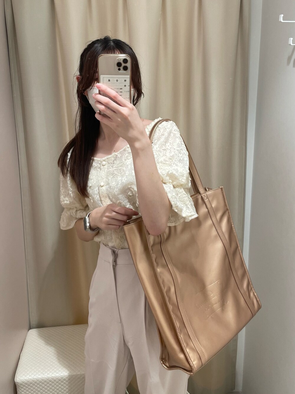 ホワイト系のシャツ/ブラウス、ホワイト系のスラックス、オレンジ系のトートバッグを着用したレディースの夏コーディネートの3枚目の写真