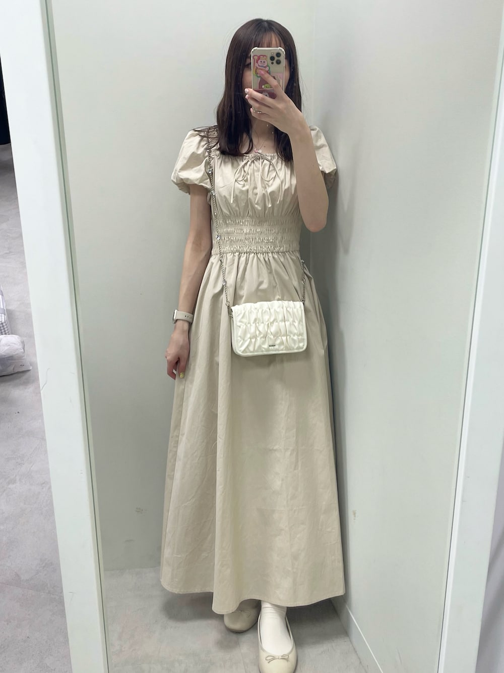 ベージュ系のワンピース、ホワイト系のサンダルを着用したレディースの春コーディネートの3枚目の写真