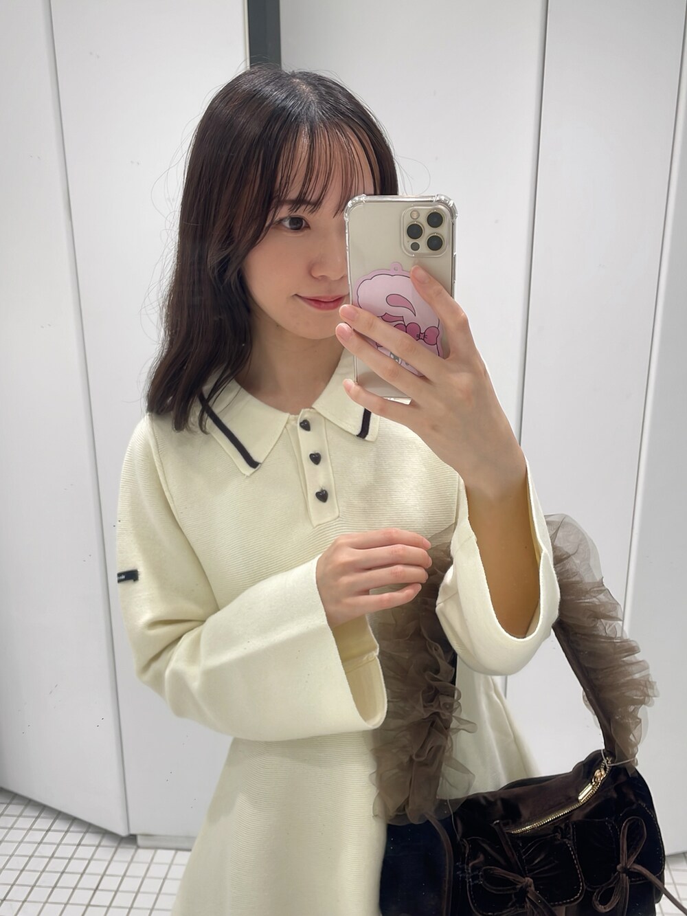 ホワイト系のワンピース/ドレス、ブラウン系のブーツ、ブラウン系のハンドバッグを着用したレディースの秋コーディネートの3枚目の写真