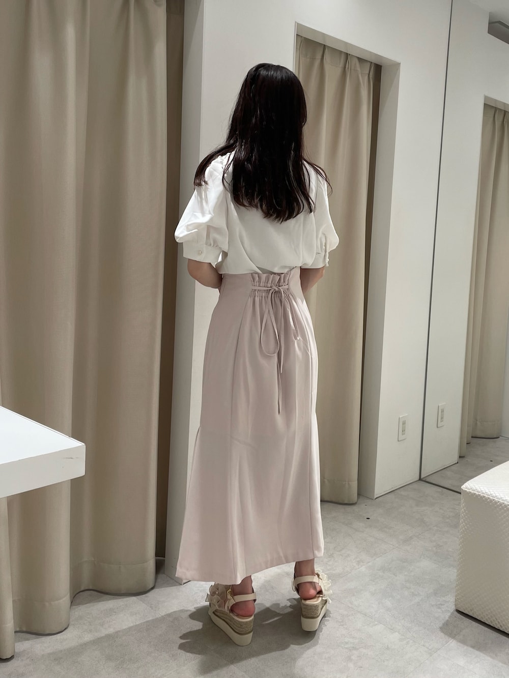 ホワイト系のシャツ/ブラウス、ホワイト系のスカート、ホワイト系のサンダルを着用したレディースの春コーディネートの3枚目の写真