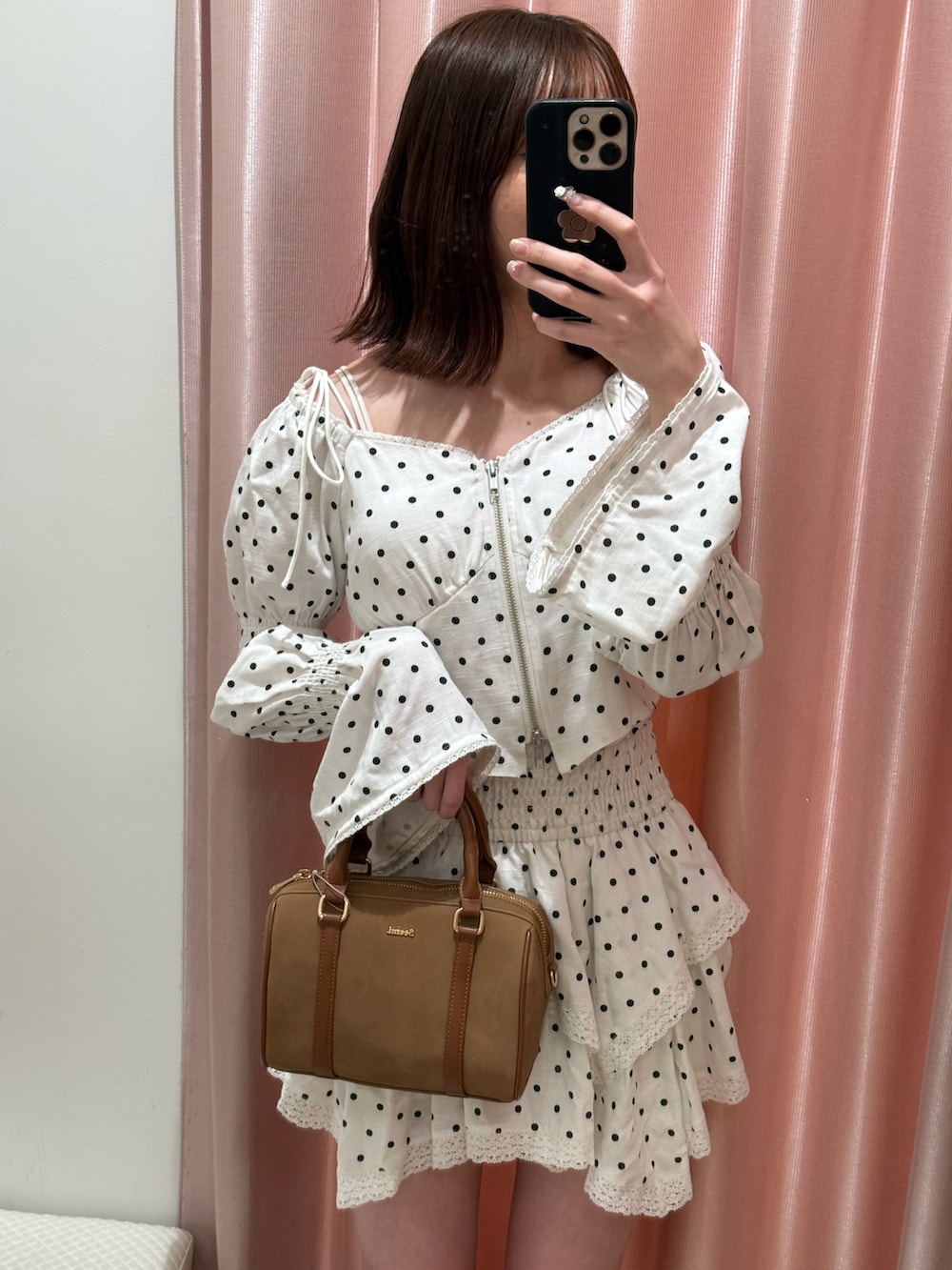 その他のシャツ/ブラウス、その他のスカート、イエロー系のボストンバッグを着用したレディースの春コーディネートの2枚目の写真