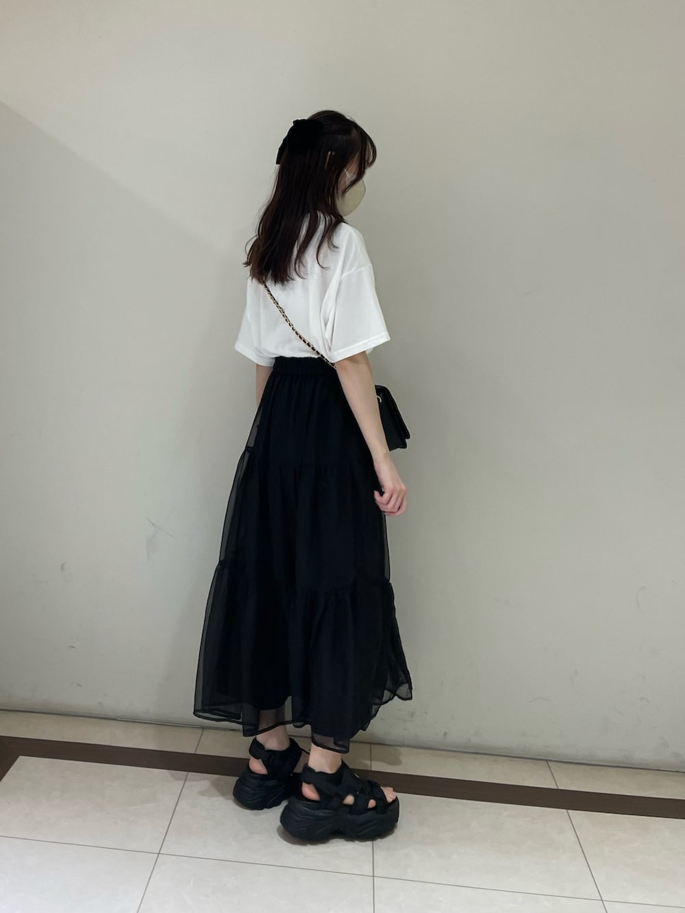 ホワイト系のシャツ/ブラウス、ホワイト系のTシャツ/カットソー、ブラック系のスカートを着用したレディースの夏コーディネートの2枚目の写真