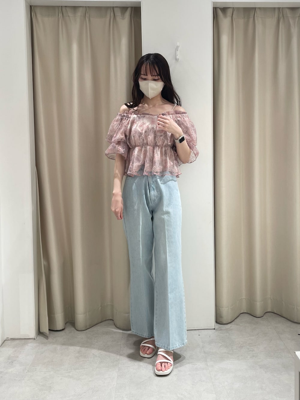 ピンク系のシャツ/ブラウス、ブルー系のデニムパンツ、ホワイト系のサンダルを着用したレディースの春コーディネートの2枚目の写真