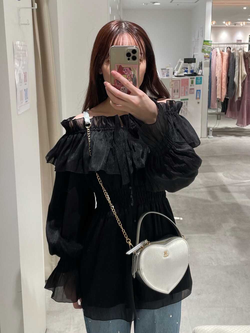 ブラック系のシャツ/ブラウス、ブルー系のデニムパンツ、シルバー系のショルダーバッグを着用したレディースの冬コーディネートの2枚目の写真