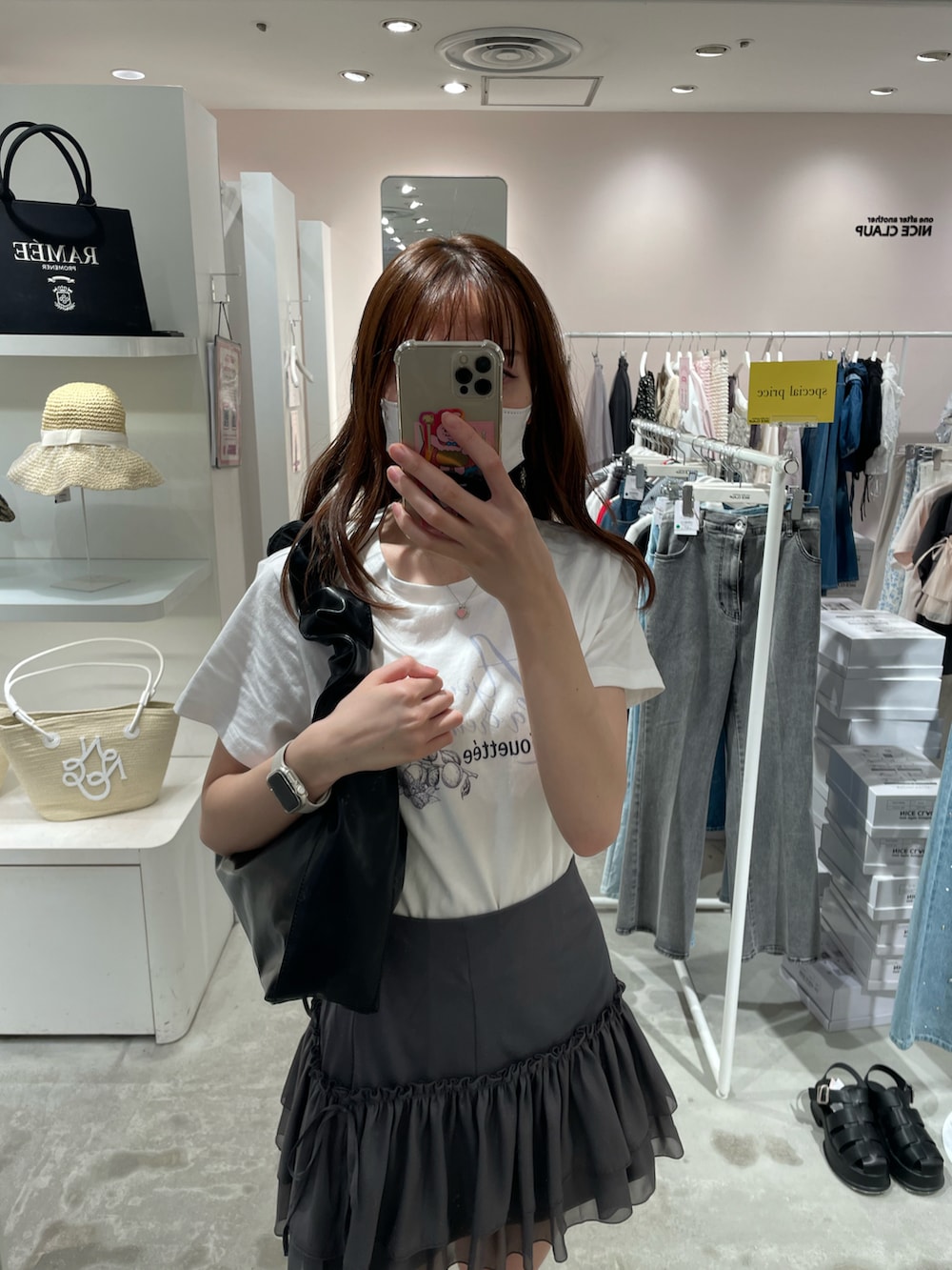 ホワイト系のTシャツ/カットソー、グレー系のスカート、ブラック系のトートバッグを着用したレディースの夏コーディネートの2枚目の写真