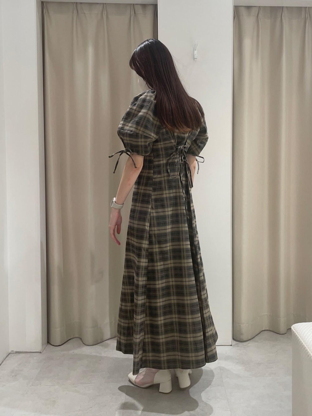 その他のワンピース、ホワイト系のブーツを着用したレディースの夏コーディネートの2枚目の写真