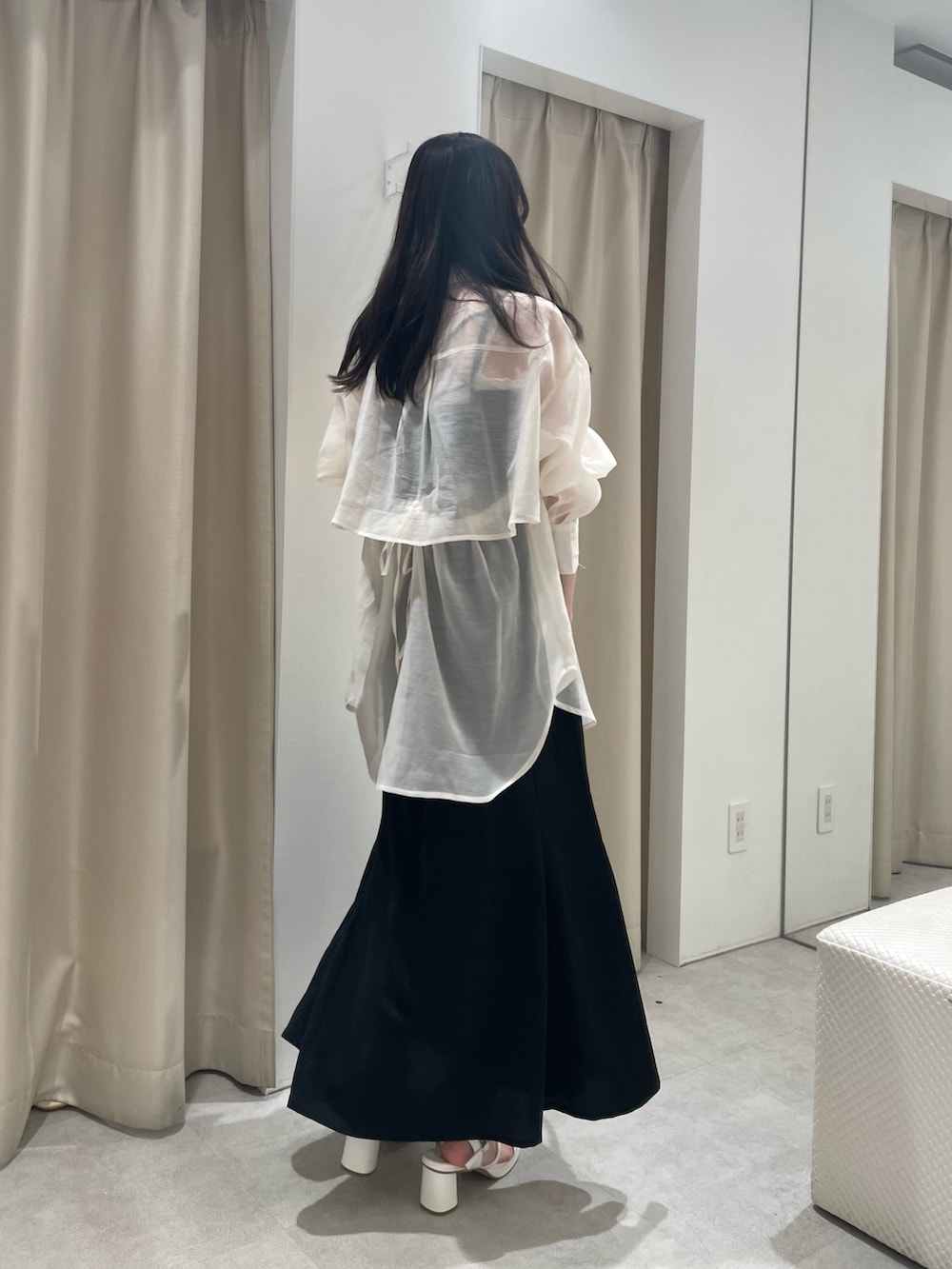 ホワイト系のシャツ/ブラウス、ブラック系のワンピース、ホワイト系のショルダーバッグを着用したレディースの春コーディネートの3枚目の写真