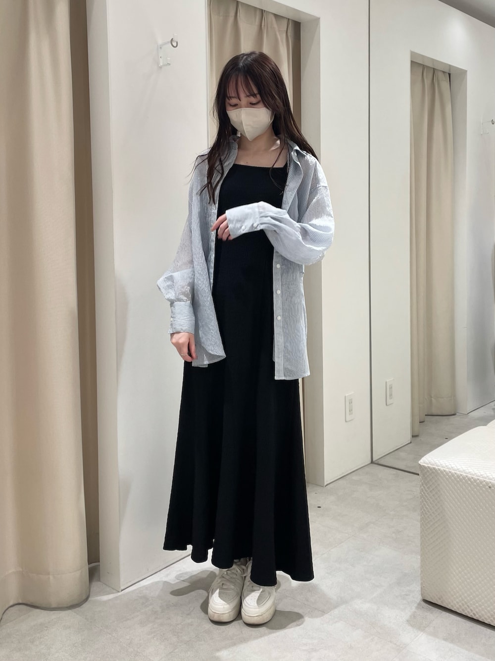 ブルー系のシャツ/ブラウス、ブラック系のワンピースを着用したレディースの春コーディネートの3枚目の写真