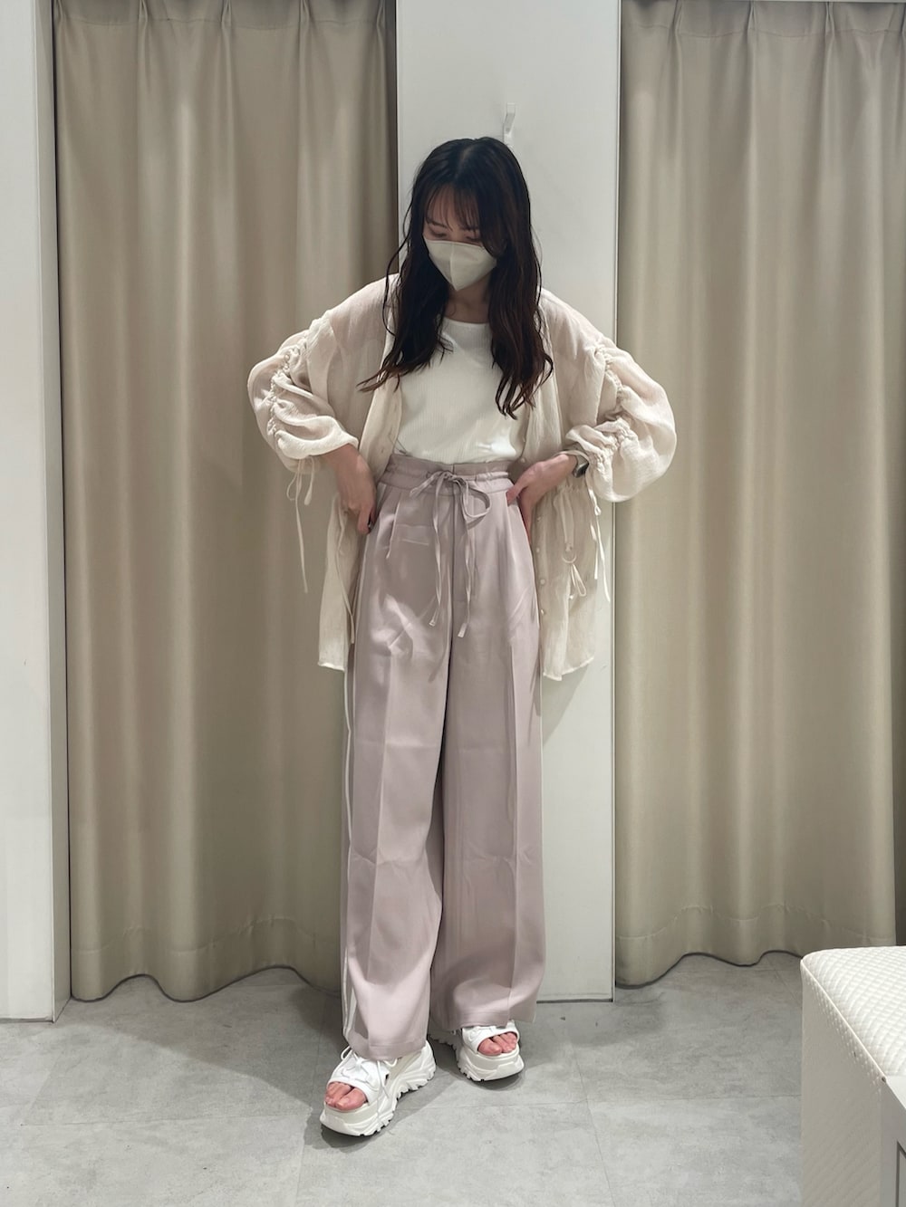 ホワイト系のシャツ/ブラウス、ピンク系のスラックス、ホワイト系のタンクトップを着用したレディースの夏コーディネートの2枚目の写真