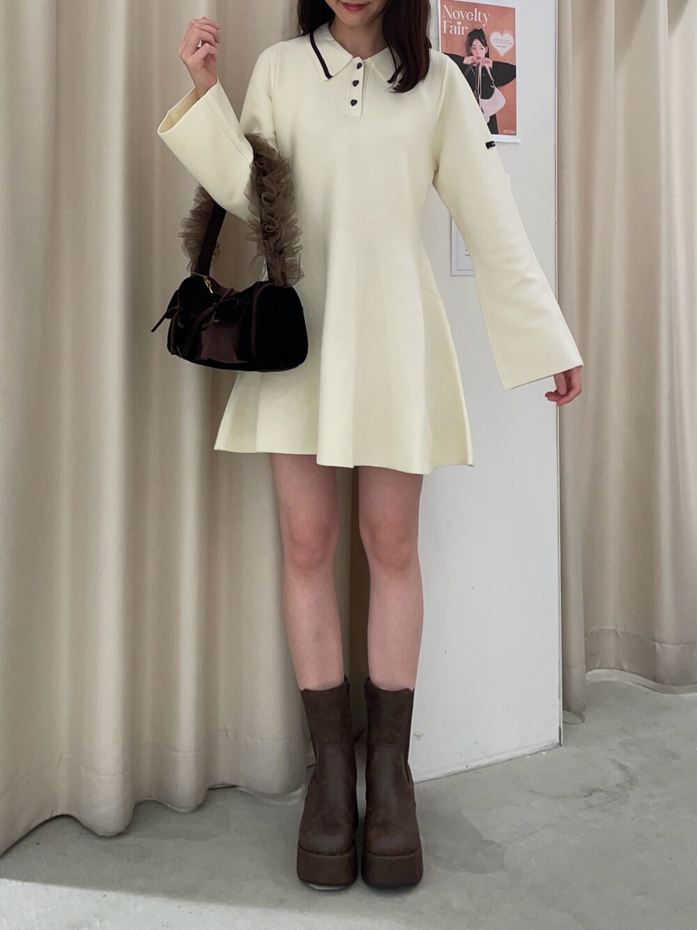 ホワイト系のワンピース/ドレス、ブラウン系のブーツ、ブラウン系のハンドバッグを着用したレディースの秋コーディネートの2枚目の写真