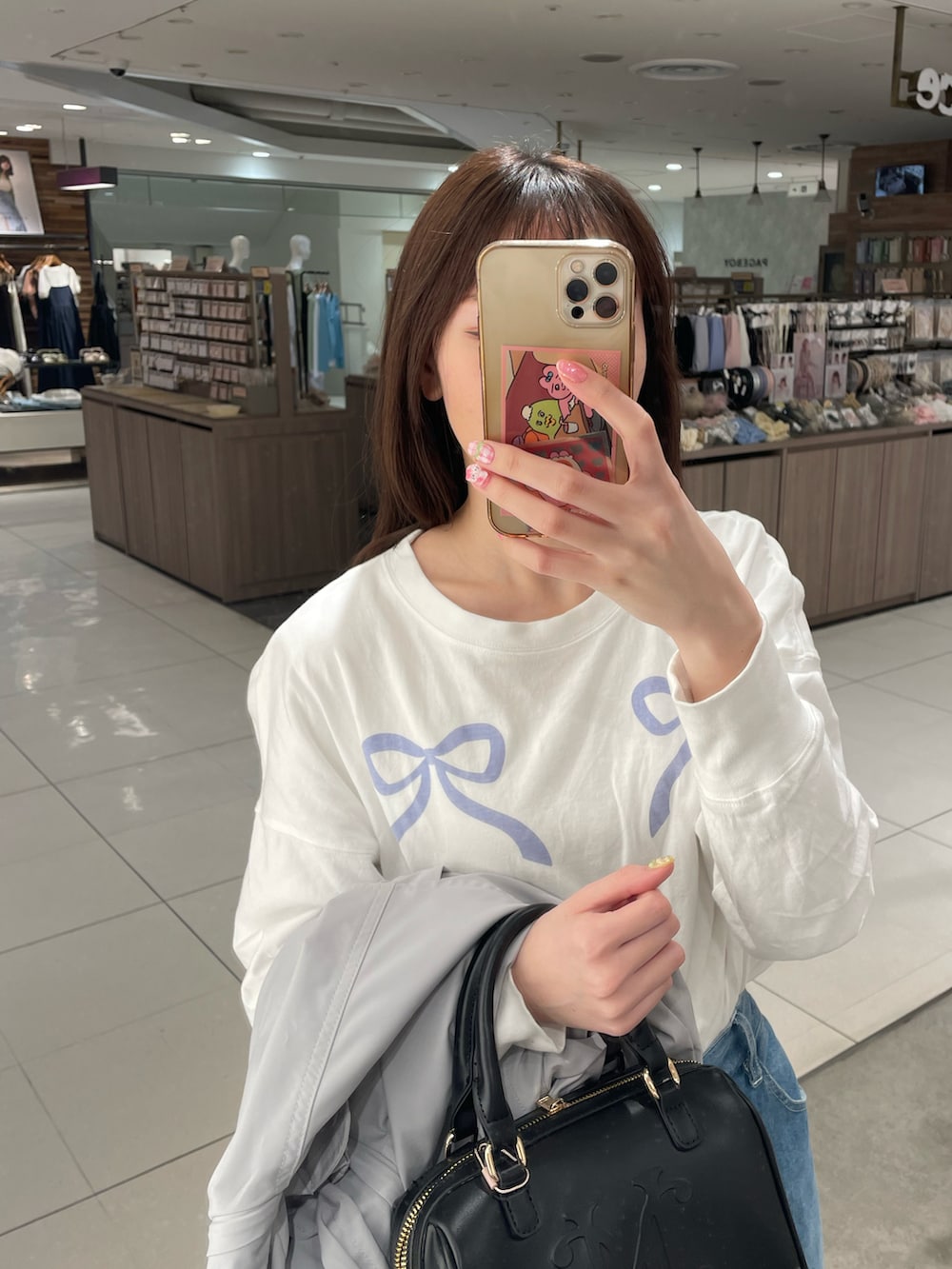 ホワイト系のTシャツ/カットソー、ブルー系のデニムパンツ、ブルー系のマウンテンパーカーを着用したレディースの春コーディネートの2枚目の写真