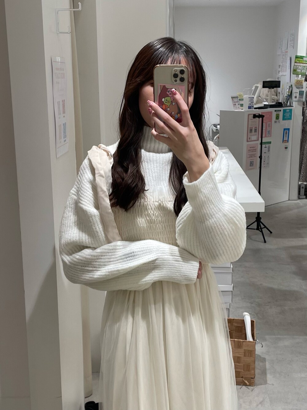 ホワイト系のニット/セーター、ホワイト系のワンピース、ホワイト系のバックパック/リュックを着用したレディースの秋コーディネートの2枚目の写真