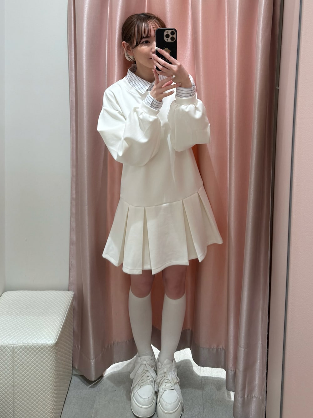 ホワイト系のワンピースを着用したレディースの春コーディネートの2枚目の写真