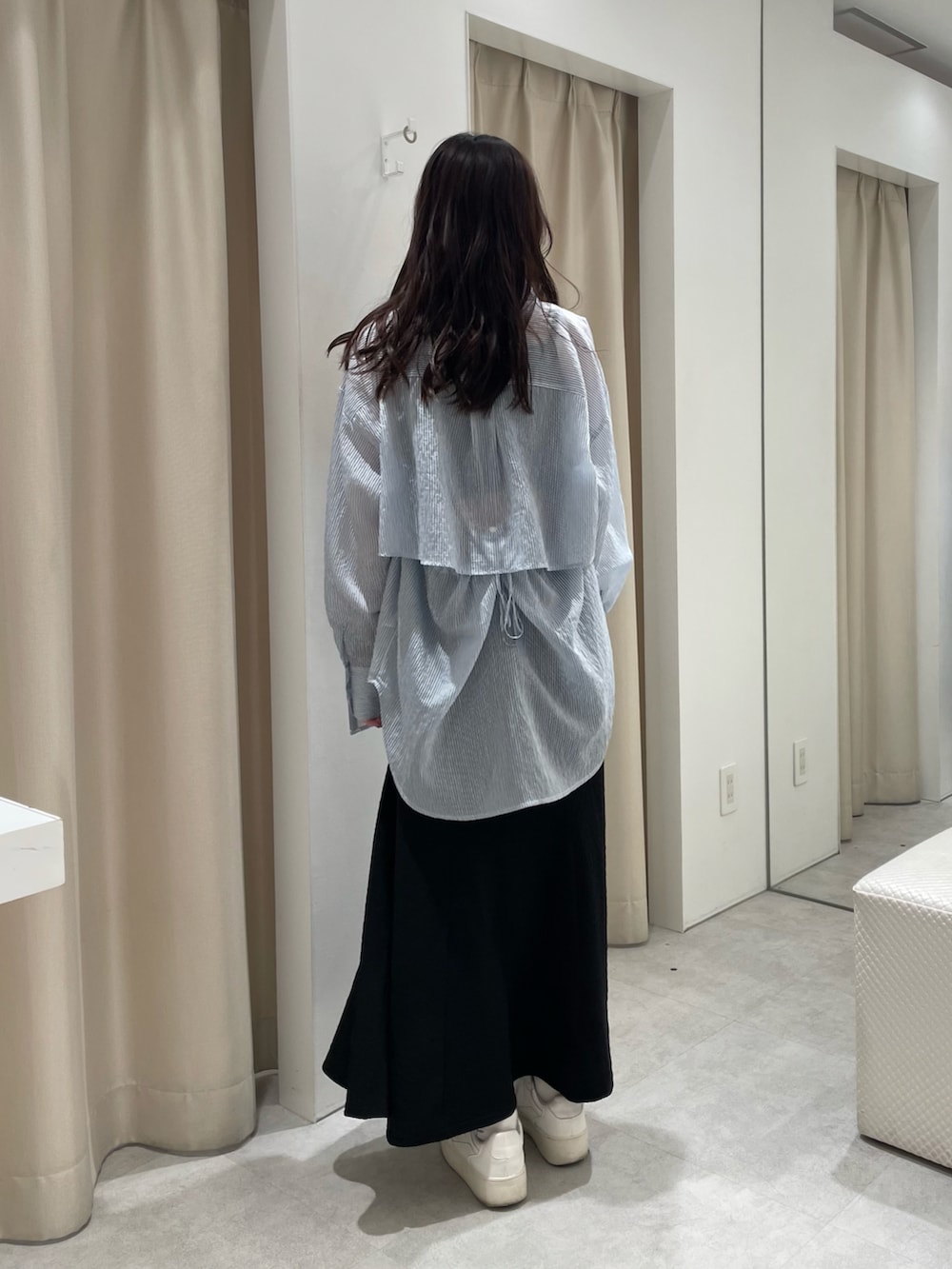 ブルー系のシャツ/ブラウス、ブラック系のワンピースを着用したレディースの春コーディネートの2枚目の写真
