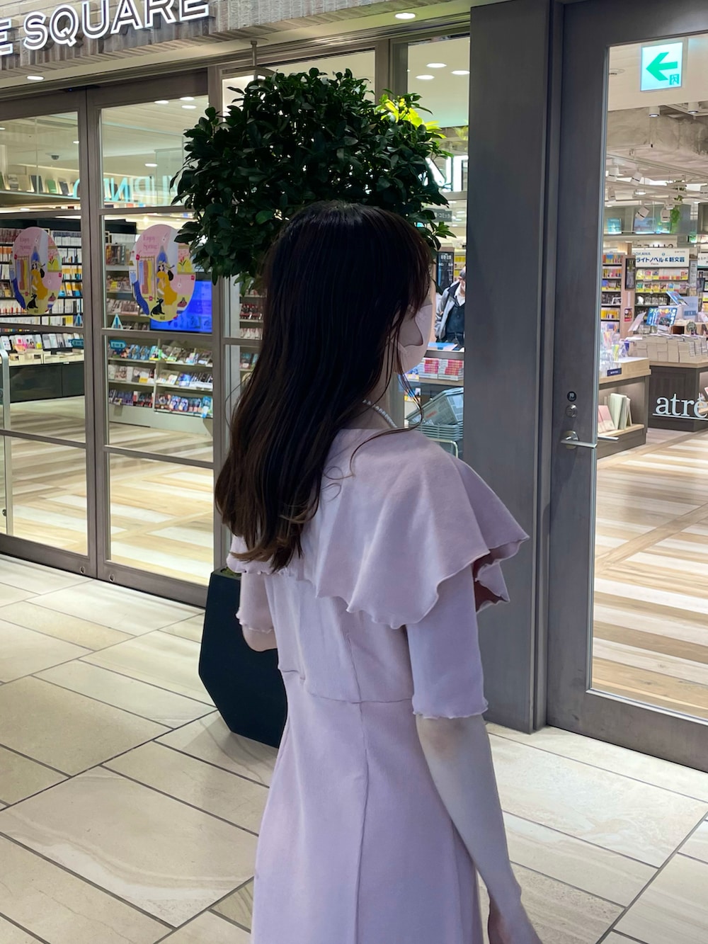 ピンク系のワンピース、ホワイト系のボストンバッグ、その他のサンダルを着用したレディースの春コーディネートの3枚目の写真