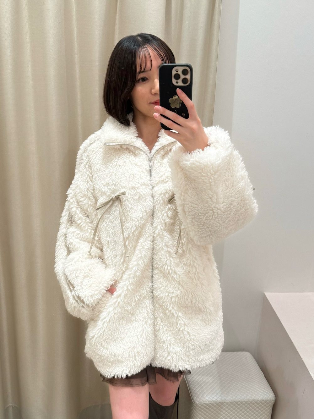 ホワイト系のジャケット/アウターを着用したレディースの秋コーディネートの4枚目の写真