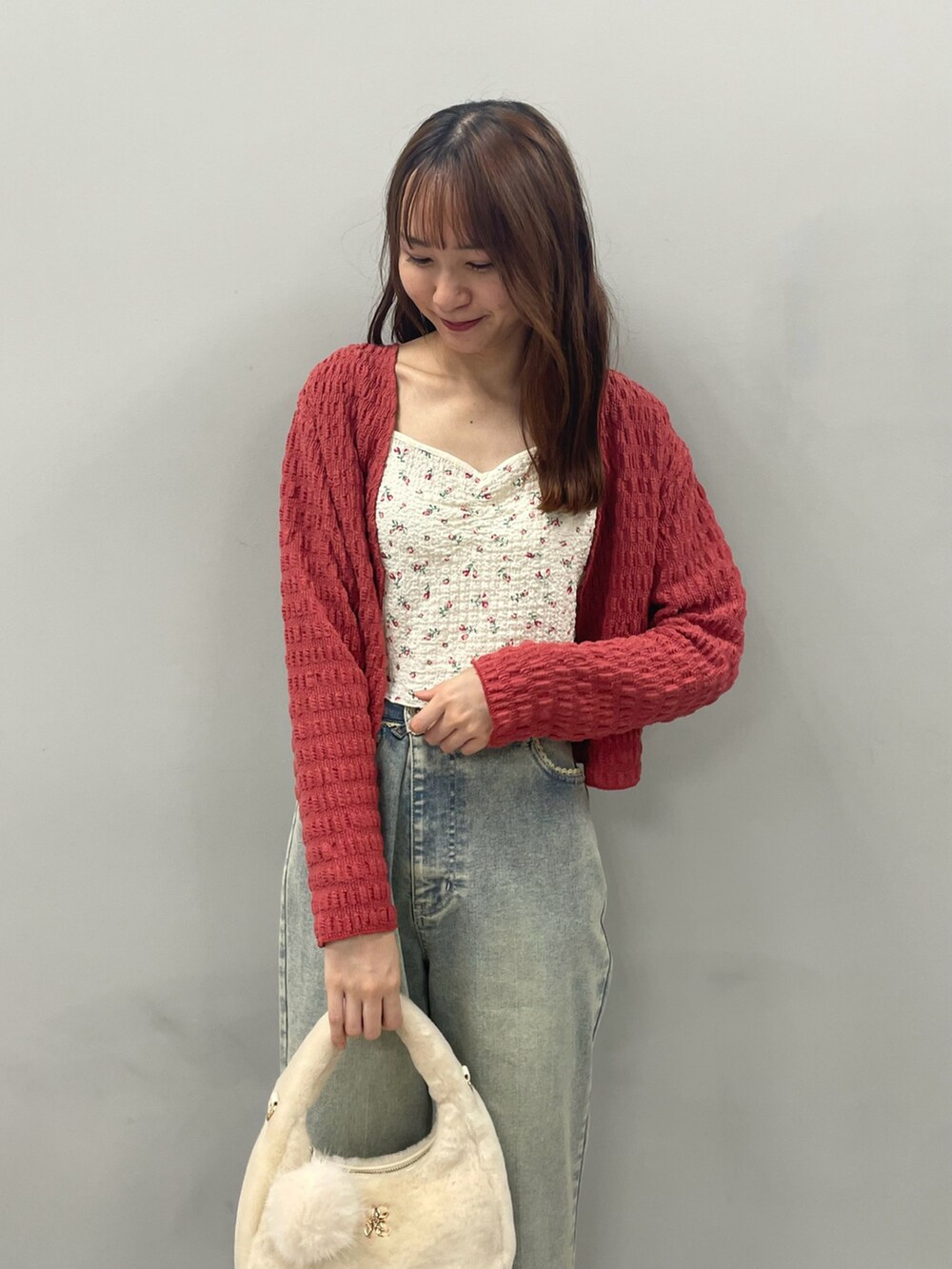 レッド系のカーディガン/ボレロ、ブラウン系のパンプスを着用したレディースの夏コーディネートの3枚目の写真