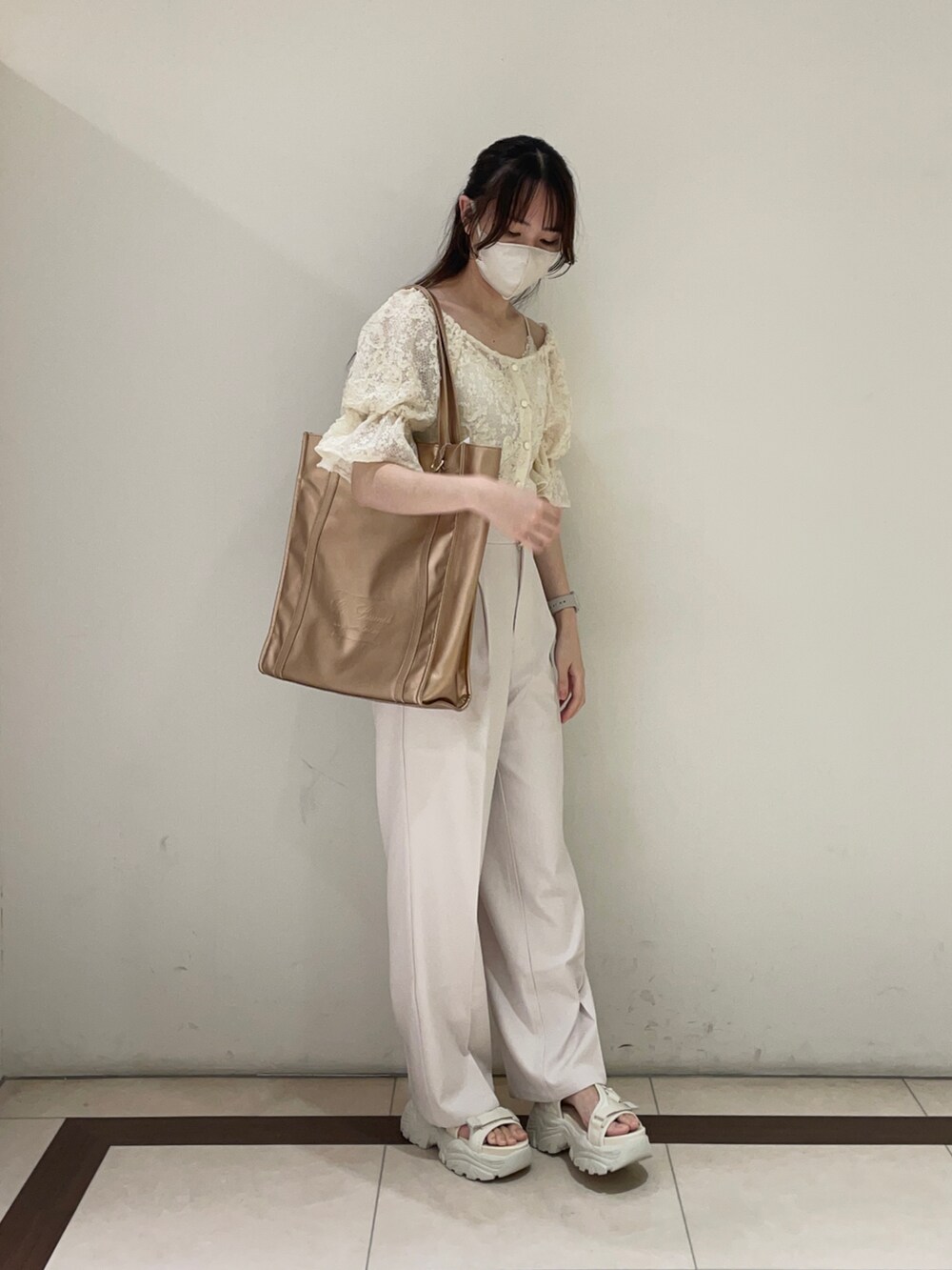 ホワイト系のシャツ/ブラウス、ホワイト系のスラックス、オレンジ系のトートバッグを着用したレディースの夏コーディネートの2枚目の写真