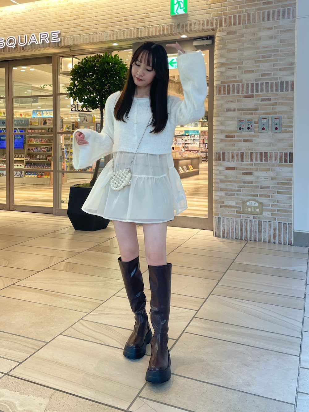 「ホワイト、ホワイトコーデ、白ニット、ショート丈トップス、ショート丈ニット、チュニック、ロングブーツ、ブーツ、秋コーデ、one after another NICE CLAUP」｜「one after another NICE CLAUPのベルスリーブイロドリニット（ニット/セーター、ホワイト系）」を使った、saeさん（レディース・159cm）の秋コーディネートの2枚目の写真