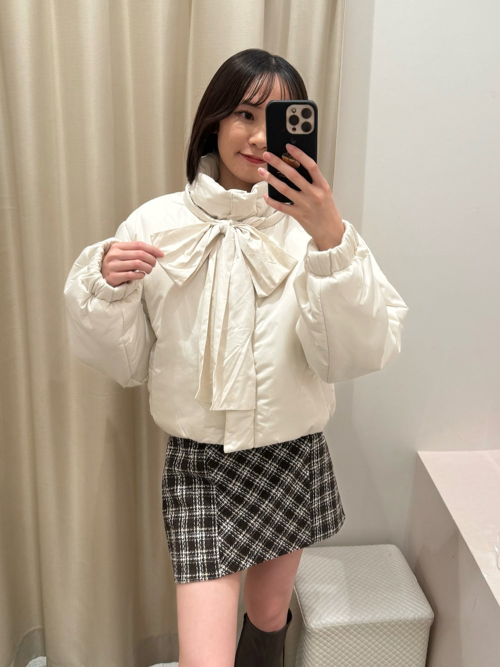 ホワイト系のダウンジャケット/コート、ブラウン系のスカートを着用したレディースの秋コーディネートの2枚目の写真