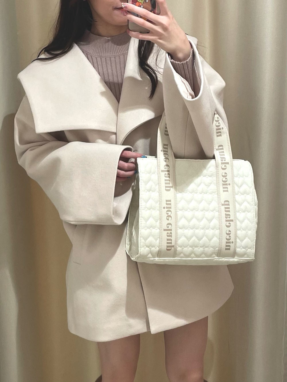 ホワイト系のその他アウター、ホワイト系のトートバッグ、ホワイト系のブーツを着用したレディースの秋コーディネートの2枚目の写真