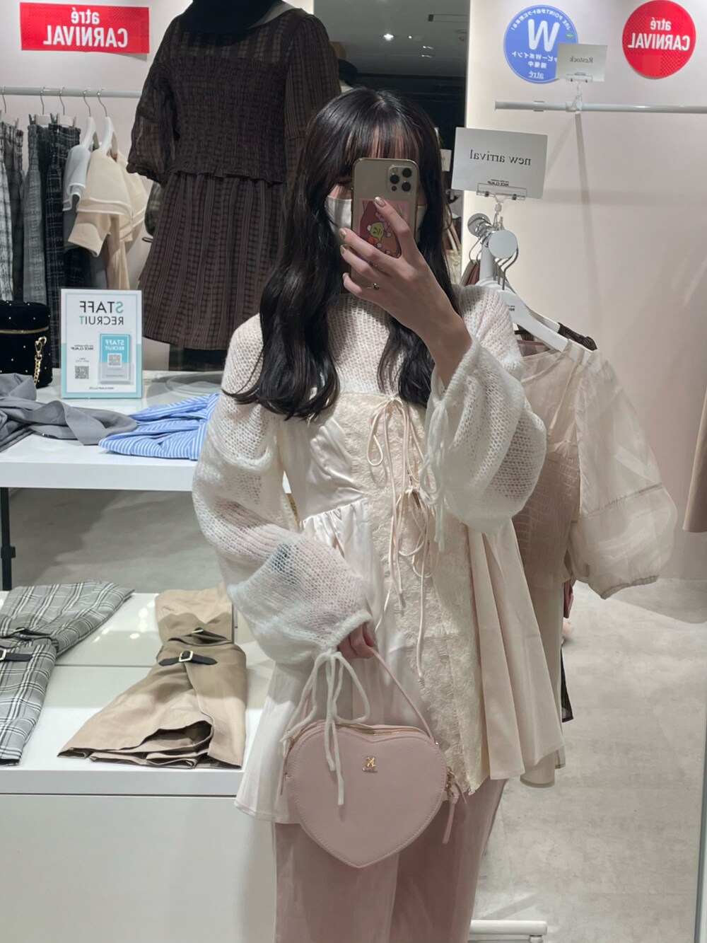 ホワイト系のキャミソール、ホワイト系のニット/セーター、ピンク系のデニムパンツを着用したレディースの夏コーディネートの2枚目の写真