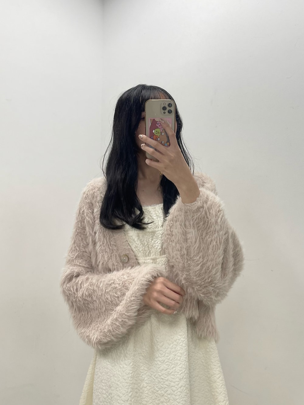 ベージュ系のカーディガン/ボレロを着用したレディースの夏コーディネートの2枚目の写真