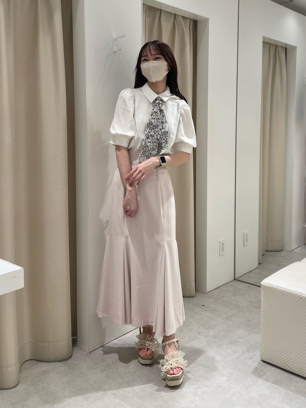 ホワイト系のシャツ/ブラウス、ホワイト系のスカート、ホワイト系のサンダルを着用したレディースの春コーディネートの2枚目の写真