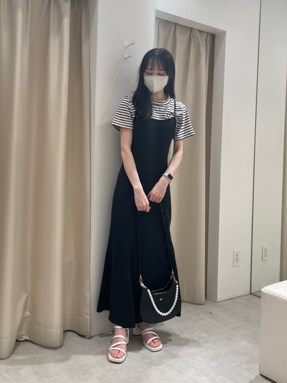 ホワイト系のシャツ/ブラウス、ブラック系のワンピース、ホワイト系のショルダーバッグを着用したレディースの春コーディネートの4枚目の写真