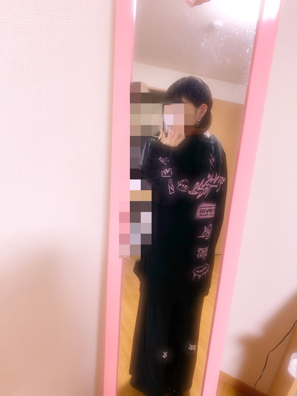 ブラック系のトップス、ブラック系のパンツを着用したレディースの秋コーディネートの2枚目の写真