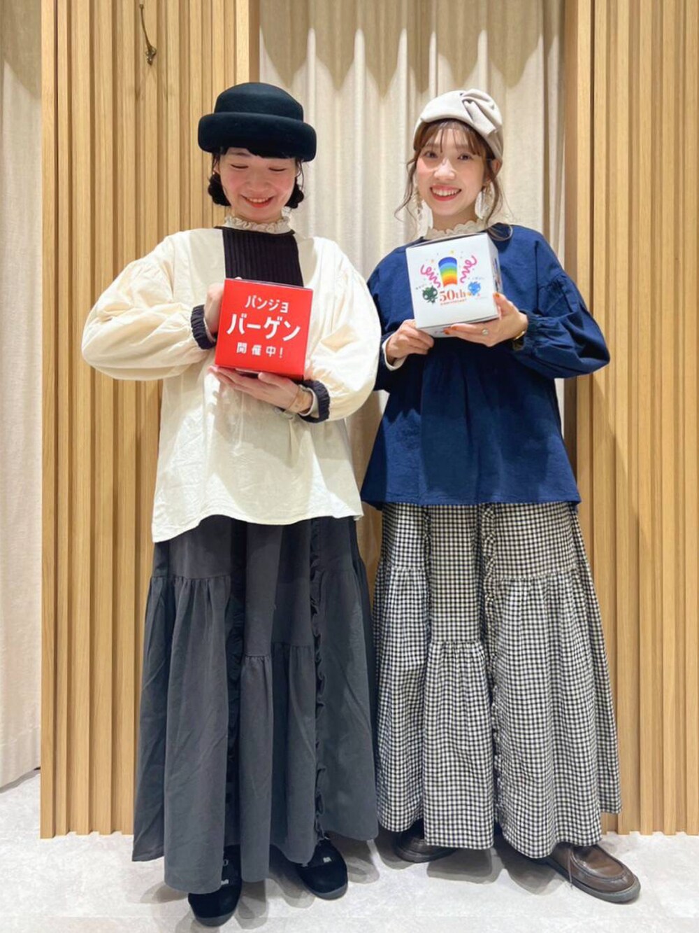 ブルー系のシャツ/ブラウス、ホワイト系のシャツ/ブラウス、ブラック系のスカートを着用したレディースの冬コーディネートの3枚目の写真