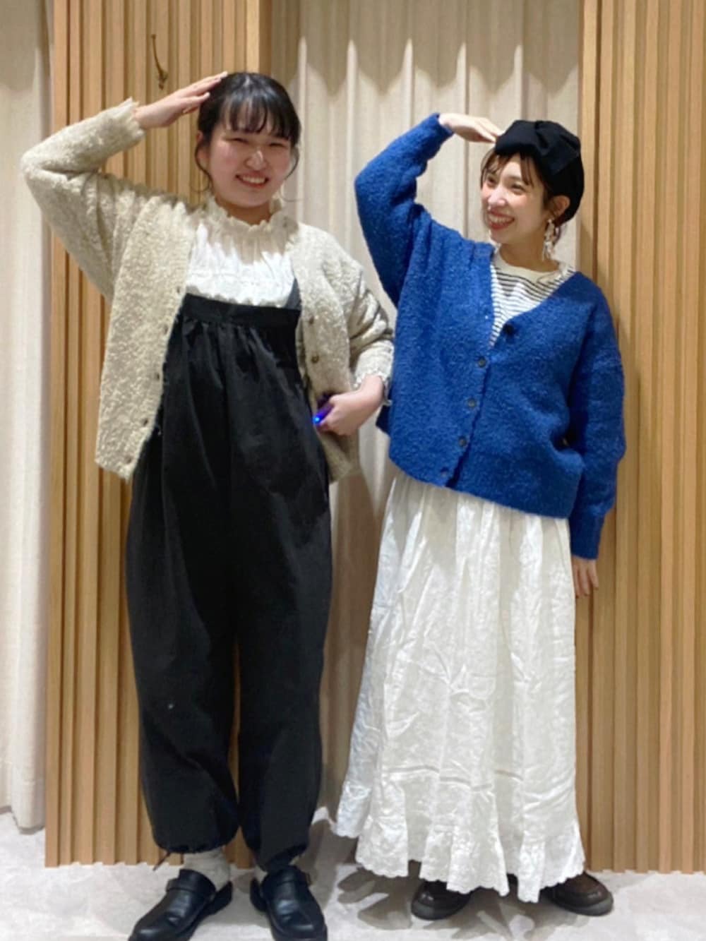 「冬、あけましておめでとうございます！、ファッションを楽しもう、大人かわいい、冬のコーデ、ゆるコーデ、秋冬コーデ、カーディガン、低身長、ナチュラル、カジュアルコーデ、ブルー、オトナカジュアル、ママコーデ、おしゃれさんと繋がりたい」｜「Samansa Mos2のブークレVネックカーディガン（カーディガン/ボレロ、ブルー系）」を使った、こうのりなさん（レディース・154cm）の冬コーディネートの3枚目の写真