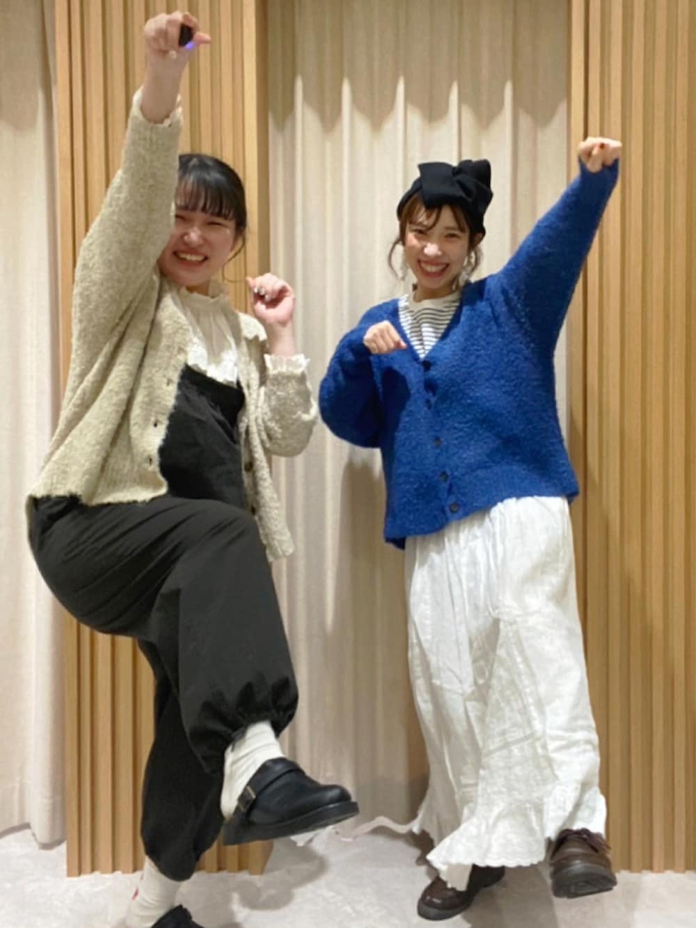 「冬、あけましておめでとうございます！、ファッションを楽しもう、大人かわいい、冬のコーデ、ゆるコーデ、秋冬コーデ、カーディガン、低身長、ナチュラル、カジュアルコーデ、ブルー、オトナカジュアル、ママコーデ、おしゃれさんと繋がりたい」｜「Samansa Mos2のブークレVネックカーディガン（カーディガン/ボレロ、ブルー系）」を使った、こうのりなさん（レディース・154cm）の冬コーディネートの2枚目の写真